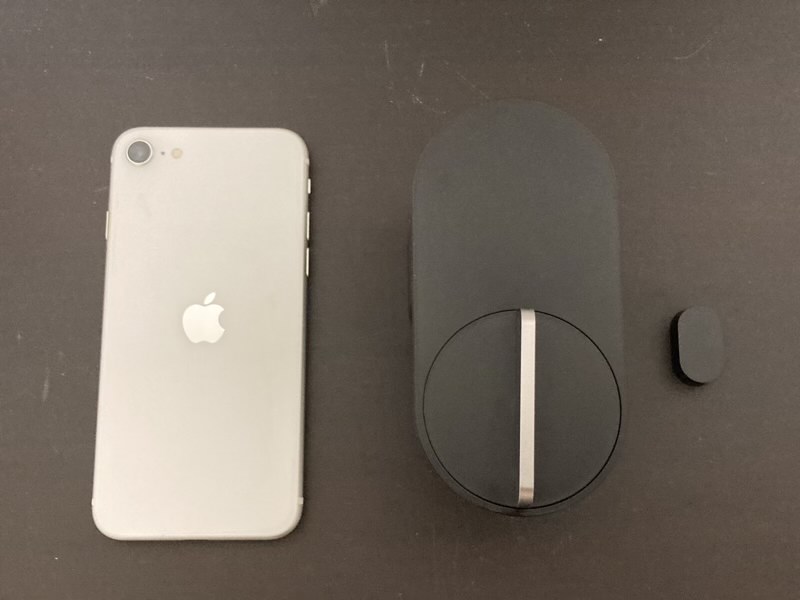 Qrio LockとiPhoneとの大きさの比較