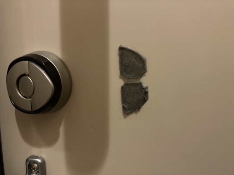 ドアにもQrio Lockの粘着テープが残っています