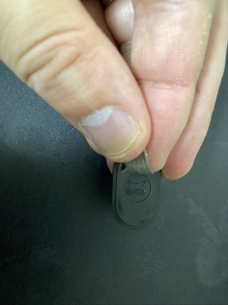 指でQrio Lockの開閉センサーに付着したシールを剥がしていきます