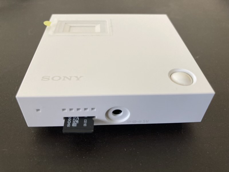 室内コミュニケーションカメラ本体下部のmicroSDカードスロットから忘れずにカードを取りましょう